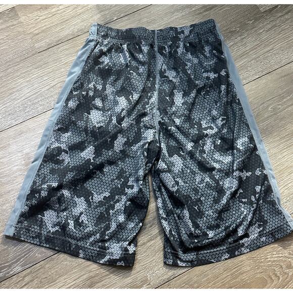 Nike Boys Black and Gray Shorts Size XL Athletic Loose Fit Basketball Shorts - Picture 1 of 4
